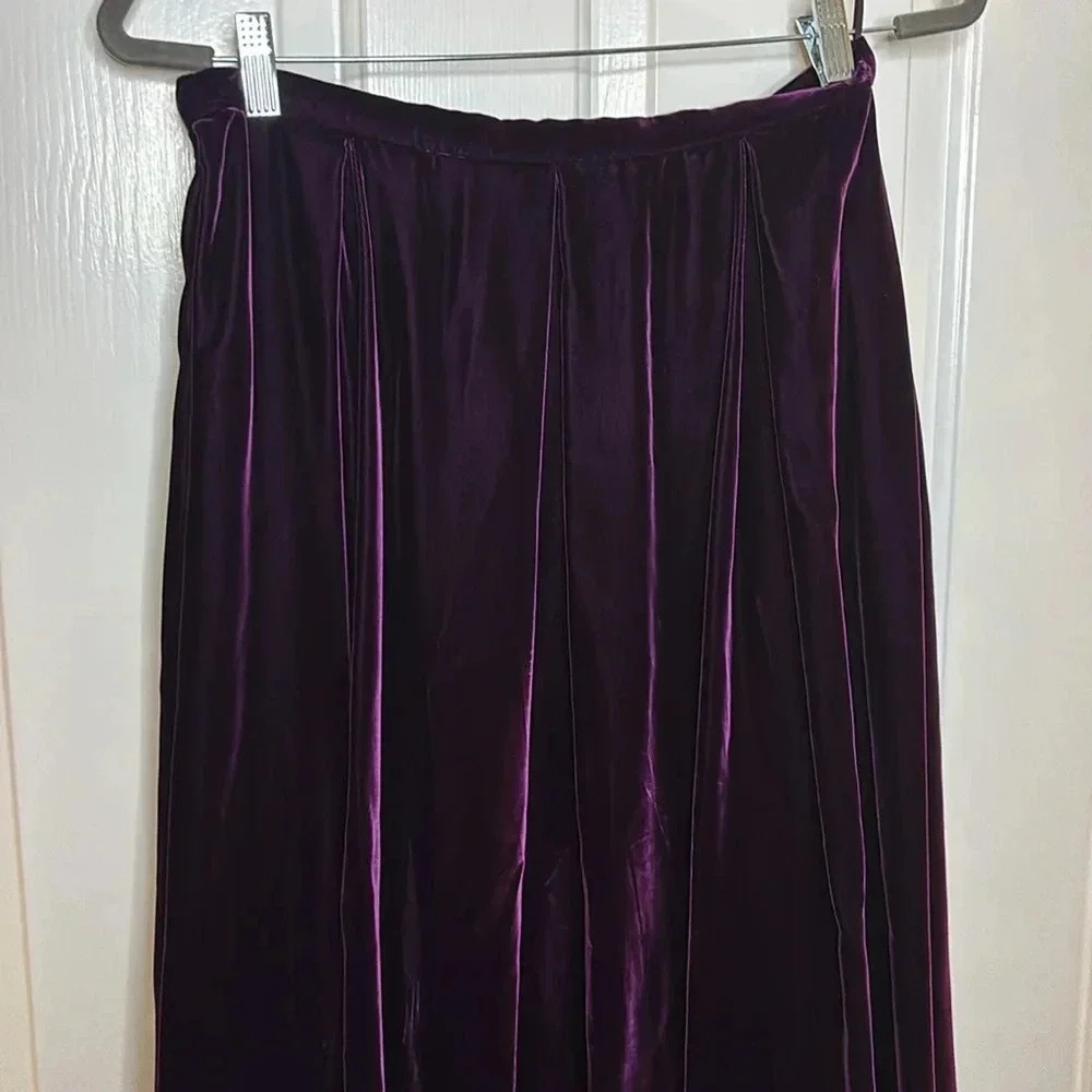 EUC DIOR women’s rich purple velvet skirt silk lined size 8us 40Fr mid length - Picture 10 of 10